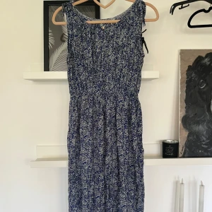 Klänning  - Köpt som S men står inget i den. Skulle säga xs/s  