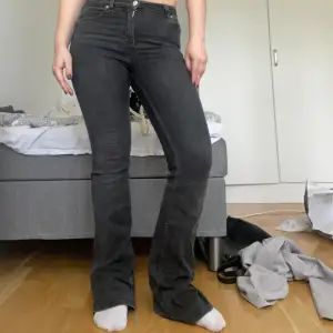 Säljer dessa svarta jeans från zara, flare, slitna längst ner men annars inga defekter, storlek 36 men skulle säga att de också passar 38
