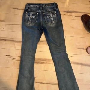 Lågmidjade jeans - Påminner om true religion jeans