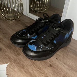Rockrunners - Säljer dess valentino Rockrunner för 1499 priset kan diskuteras vid snabb affär.  Storlek 41  