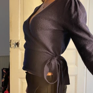 Kofta från & other stories  - Jättefin kofta från & other stories som jag har fått men den är lite för stor för mig derför säljer jag💞