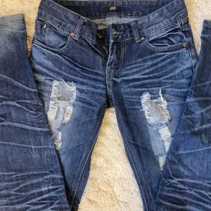 Lågmidjade jeans med hål/slitningar. Midjemått 37 cm💗