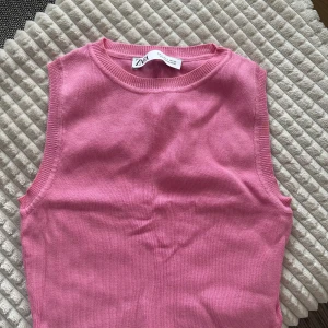 Rosa topp ifrån zara - Storlek: M (väldigt liten i storleken) Skick: ser helt ny ut!!