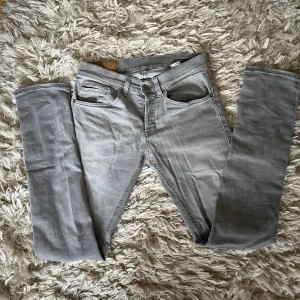 Dondup jeans  - Riktigt fräsha Dondup jeans George i färgen grå som är perfekta nu till sommaren och mycket trendiga. (Ny pris ca 3000) de är i storleken 30 och passar dig som är runt 175-180. 