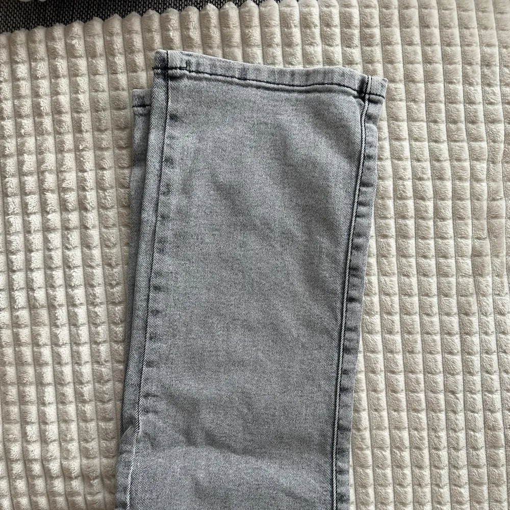 Storlek: 34 Skick: knappt använda, ser helt nya ut. Jeans & Byxor.