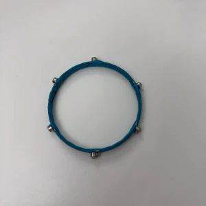 Armband - Aldrig använt armband som är jättefin!! 6,7cm i diametern!! 