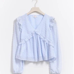 Gina young blus - Säljer denna helt nya blusen från gina tricot young då det var fel storlek, aldrig använd och prislappen sitter kvar!  Skriv gärna om ni önskar egna bilder💗