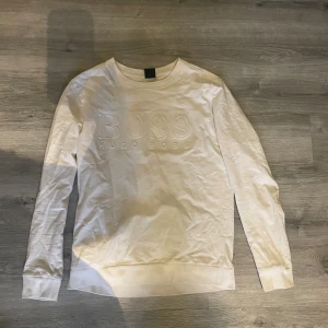 Hugo boss tröja S - Tröjan är i fint skick, säljer då den inte passar längre 