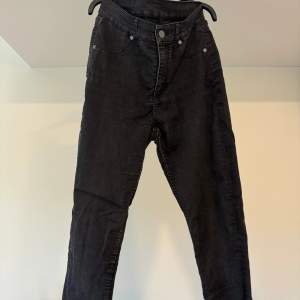Dessa jeans är i storlek 28/29 Tror det ska vara s passar nog till XS