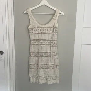 Vit spetsklänning mini fodral - Vit spetsklänning från willow & clay  Ytterlager med spets, innerklänning i beige färg  Storlek S Köpt i USA 