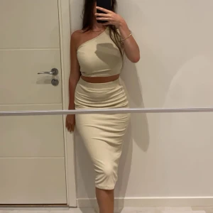 Två delat sett  - Två delat sett, storlek S, 250kr 