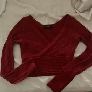 Röd långärmad tröja från Shein i storlek S