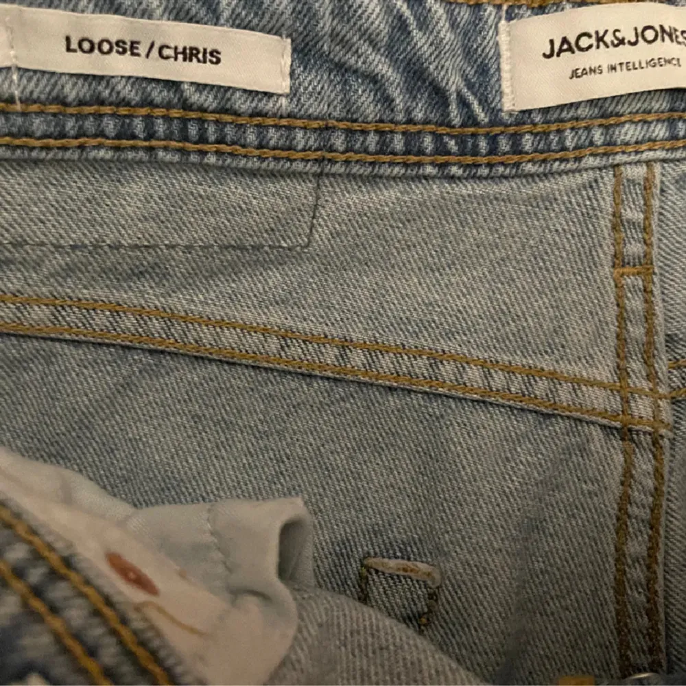 Säljer mina Jack and Jones jeans då de är för små. Använt ett par fåtal gånger, nypris 699.. Jeans & Byxor.