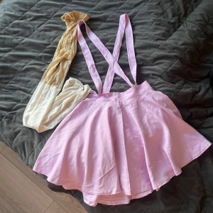 Dolly style kläder - Lila kjol, vita strumpbyxor och en lila peruk. I fint skick ⭐️