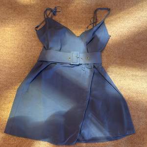 Blå klänning från Zara i nyskick stl S men motsvarar stl XS