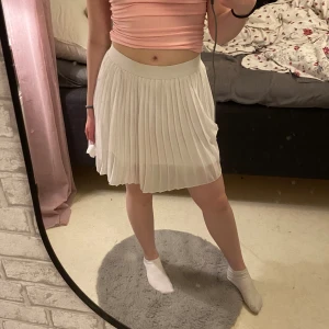 Vit kjol - Säljer denna superfina kjolen då den inte använts. Endast använd 1 gång så inga defekter eller liknande. 🩷