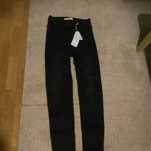 Molly jeans - Helt oanvända Molly jeans från Ginatricot i storlek M. Lappen sitter kvar. Säljer för 200+ frakt. Skicka meddelande vid intresse.🥰🥰