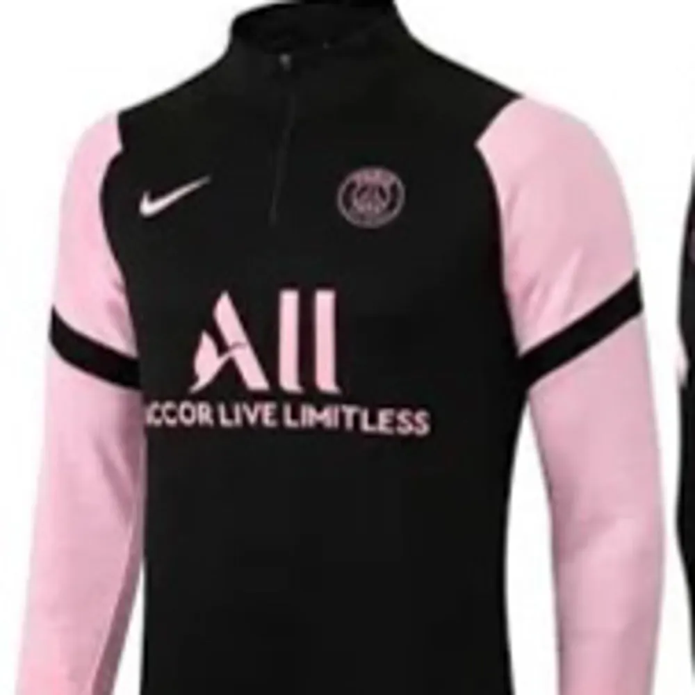 Hej säljer denna knappt använda psg tracksuiten (endast överdel) om du vill köpa byxorna också så säljer jag dom oxå, gå bara in på min profil. Storleken är S men den passar även M. Kontakta mig om du har frågor🙌. Sportswear.