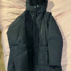 Everest jacka  - Säljer min Everest jacka, den är i nyskick, har bara använt den ett par gånger. Säljer för jag har för många jackor. Skicka DM för mer bilder eller info. Kan frakta, köpare står för frakt. 