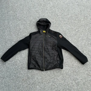 parajumper cardigan - Cardigan i storlek xl, 1år gammal ungefär och inte använd mycket. Köpt från care of Carl. Väldigt liten i storleken då den passar perfekt på mig som vanligtvis har L.  Kvitto finns.