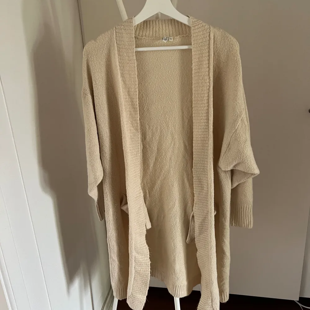 Lång stickad kofta från NLY trend. Beige. Nypris ca 250 kronor. . Tröjor & Koftor.