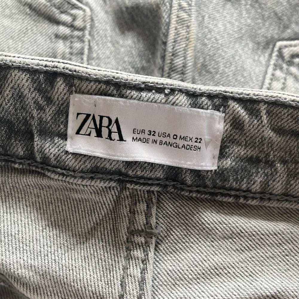 Hej, jag säljer nu mina jeans från Zara då dom inte kommer till användning längre. Dom är ljusgråa och har slits längst ner vid fötterna, dom är i väldigt bra skick. Dom är i storlek 32😊. Jeans & Byxor.