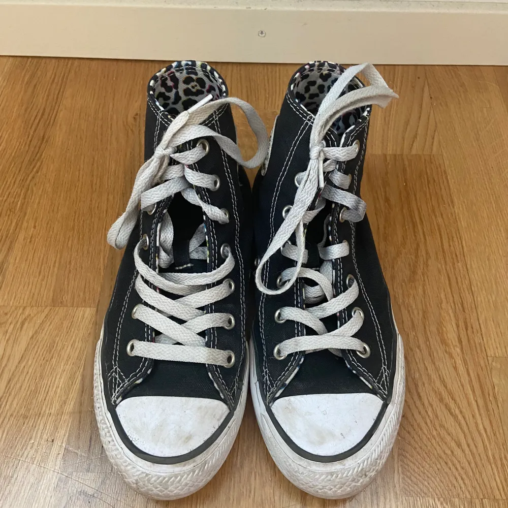 säljer mina älskade skor från converse då de har blivit för små. storleken är 35.5, men passar 36 också. använd endast ”köp nu” 💘. Skor.