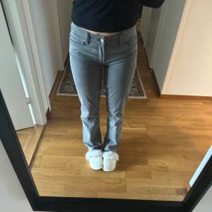 Snygga gråa lågmidjade jeans! Köpta på Sellpy och är insydda vid innerlåren men är inget som varken syns eller märks! Storlek 38 men passar mig bra i 36/S