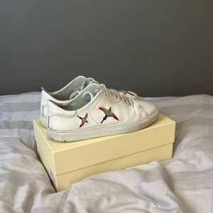 Arigatos - Ganska använda arigatos men bra skick lite smuts som går bort med lite vatten annars inget konstigt. Pris kan diskuteras 