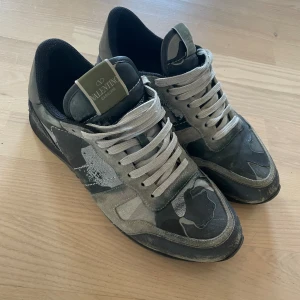 Valentino Rockrunner - Tja, säljer ett par valentino rockrunner skor skick 6/10 har används många gånger 