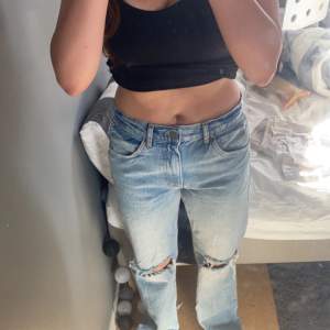 Ett par jeans jag tyvär är för stora för mig, dom e lågmidjade och skit snygga  Storlek 38 hör av dig om du hsr några frågor 🩷
