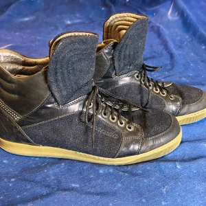 Barracuda sneakers strl 37 - Sneakers från märket Barracuda Står ingen storlek men uppskattar mellan strl 37-38 Mäter ca 24 cm innersula Fint skick!