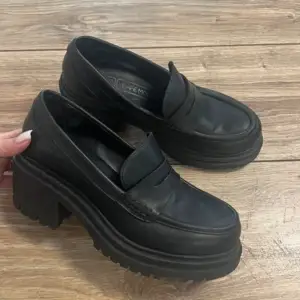 Svarta loafers från märket Café Moda i äkta läder, ganska tjock sula och liten block-klack☺️