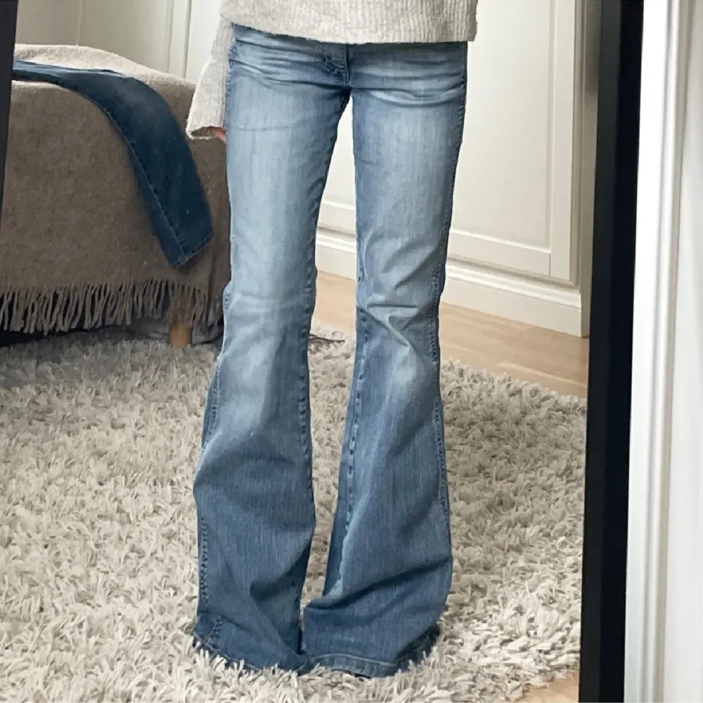 Bootcut jeans från wrangler💘 37 i midjemått och 81 innerben. Använd gärna köp nu . Jeans & Byxor.
