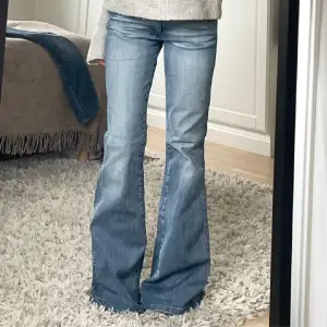 Bootcut jeans från wrangler💘 37 i midjemått och 81 innerben. Använd gärna köp nu 
