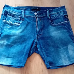 Repley jeans shorts - Replay Jeans shorts hyperflex allså dom med mest strech i. Dom är i ny skick har aldrig använt dom men har haft dom sen förra sommaren. Kostade ca 1500 kr säljer dom för 850kr. Storlek 34. Men man kan ha dom om man har en storlek större eller mindre 