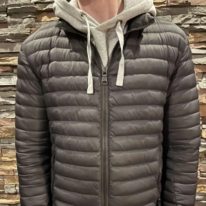 Colmar jacka - Säljer just nu min svarta colmar jacka i storlek 52. (M/L) Den är använd men har Inge defekter. 