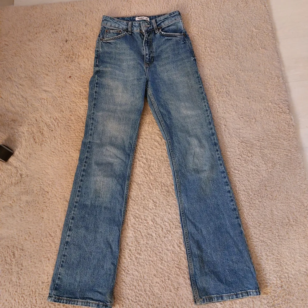 Säljen mina jeans då de inte kommer till andvändning. Fint skick och passar mig som är 170cm lång. Skriv vid fler frågor!💕. Jeans & Byxor.