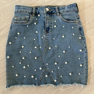 Jeanskjol - Väldigt fin jeanskjol i bra skick, stretchigt material, pärlor på framsidan🌸 jag har strl 34/36 o denna sitter perfekt