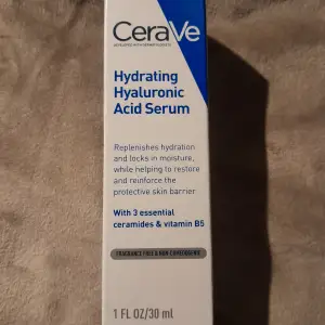 Hydrating Hyaluronic Acid Serum från CeraVe, 30 ml. Helt ny och en jättebra produkt, plumpar huden så fint! Nypris 229 kr. Har två stycken, paketpris kan diskuteras, skriv ett pm! 🤍