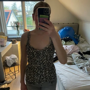 Sommartopp  - Jättegullig sommartopp från gina tricot som är använd fåtal gånger. Toppen är i storlek M men är strechig och passar både mindre och större. Säljer för att den tyvärr är lite stor.