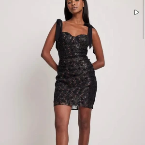 Glitterklänning  - Glitterklänning från NAKD! Aldrig använd.