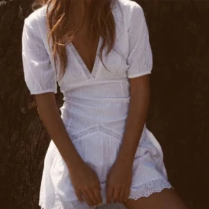 Snygg skolavslutnings klänning  - Lånade bilder!! Perfekt klänning till skolavslutningen eller student köpt här på plick men va lite stor så säljer igen. Prislappen är kvar!!