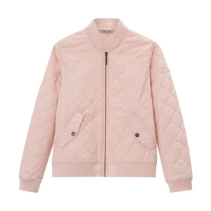 Guilted jacket - En superfin guilted jacka i ljusrosa som är perfekt inför våren!! (Helt ny oanvänd med lapp kvar) köpt för 2995kr, priset går och diskutera via intresse!!