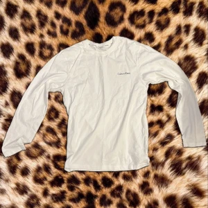 Tröja Calvin Klein - Bra vitt Calvin Klein tröja, som nya 