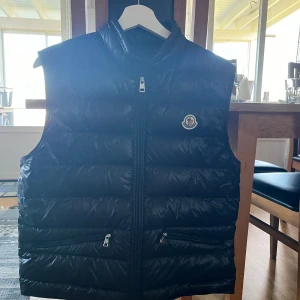 Moncler väst - Säljer nu denna fina moncler väst i storleken 3 vilket motsvarar stl M. Den är i super bra skick utan några skador. Västen är självklart äkta. Priset går att diskuteras.