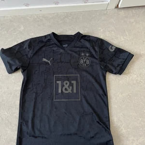 Boruissa Dortmund Kit - Oanvänd Borussia Dortmund kit all blackout special edition. Kommer med box  Pris kan diskuteras