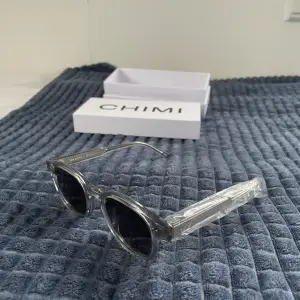 Säljer mina snygga Chimi 01 solglasögon. Fick dom när jag fyllde år men dom passar ej. Allt og ingår, kvitton, påsar, putsduk, båg sleevs, fodral och tygpåsen. Hör gärna av dig om du har några frågor. Mvh Ekan Closet.