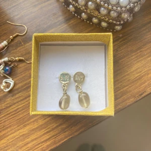 Örhängen - Örhängen med texten snö.