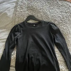 En svart ribbad tröja från peices💗inte jättemycket använd 💕